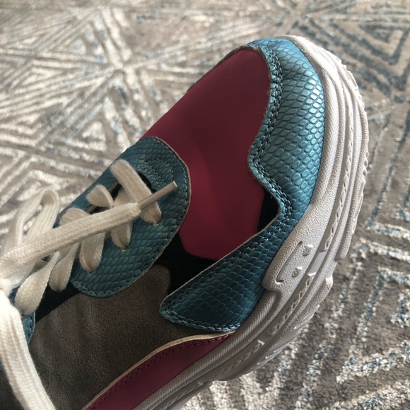 Shoes - Picture 8 of 9